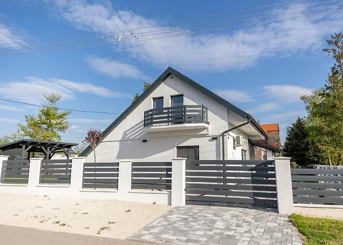 Sosto Pihenohaz By Bltn * שיופוק