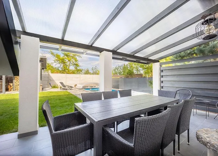 Sosto Pihenohaz By Bltn * שיופוק